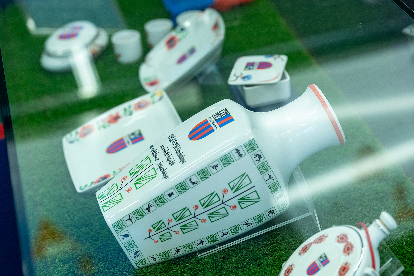 A Videoton FC Fehérvár múltjához kötődő porcelánokból nyílt kiállítás a Vidi Múzeumban